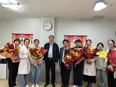 鮮花送天使，情暖護(hù)士節(jié)——臥龍區(qū)婦幼保健院領(lǐng)導(dǎo)親切慰問一線護(hù)理人員